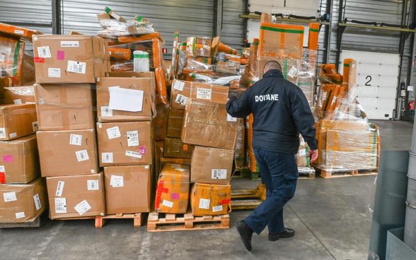 EU dự kiến thu phí 2 euro đối với hàng thương mại điện tử nhập khẩu