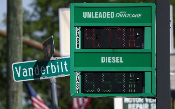 EU họp khẩn ứng phó giá dầu diesel tăng vọt do sức ép từ Mỹ