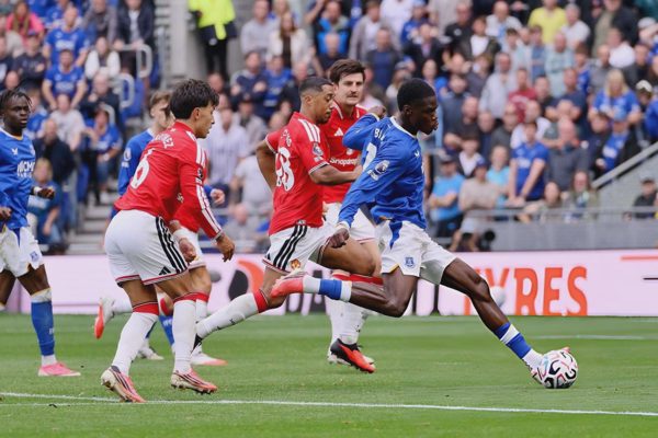Everton 2-2 Man Utd (hiệp 2): Siêu phẩm của Maitland-Niles