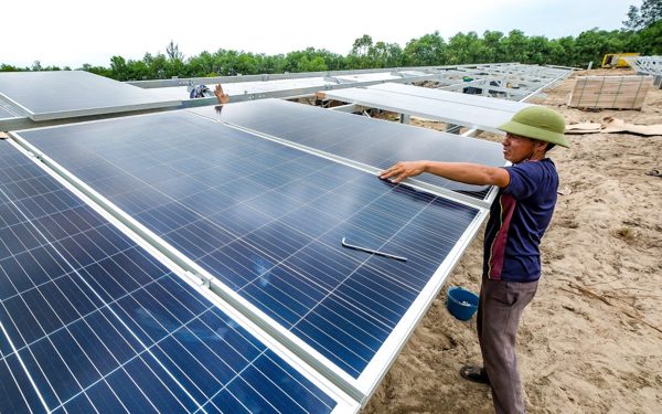 EVN muốn đàm phán lại giá mua điện, loạt doanh nghiệp điện gió, điện mặt trời xoay xở lo nợ xấu