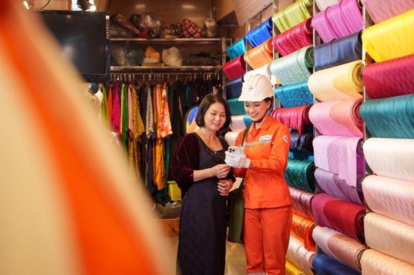 EVNHANOI đẩy mạnh chuyển đổi số dịch vụ điện cho khách hàng thuận tiện hơn