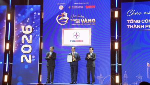 EVNHCMC đón nhận giải Thương hiệu Vàng TP. Hồ Chí Minh