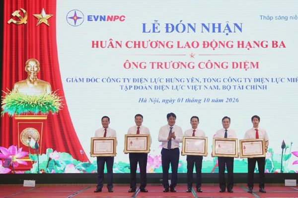 EVNNPC nhận cờ thi đua, hoàn thành xuất sắc các nhiệm vụ 9 tháng đầu năm