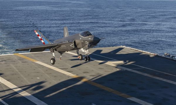 F-35 lần đầu hạ cánh thành công trên siêu tàu sân bay lớp Ford