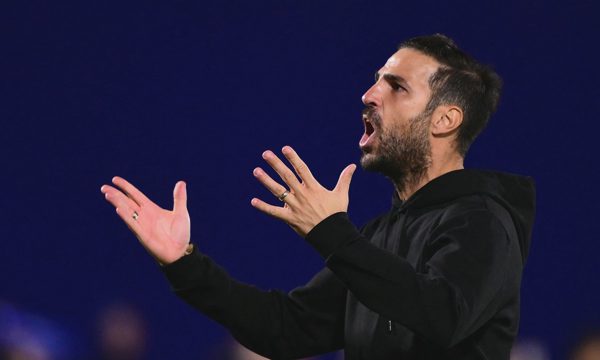 Fabregas vượt trội Carrick thế nào về chiến thuật