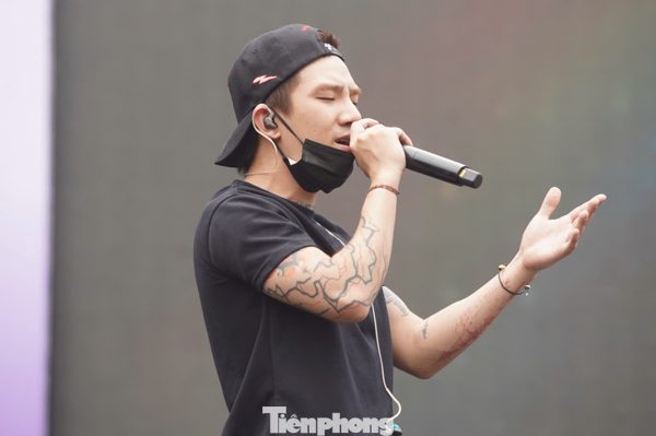Fan đội nắng chờ CoolKid tổng duyệt Fest 'Chạm Việt Nam' 2