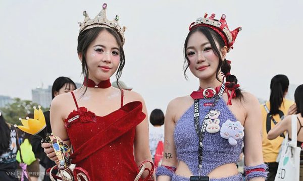 Fan đội vương miện, trang điểm lấp lánh xem concert BigBang