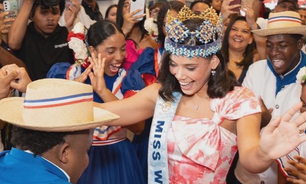 Fan đón Miss World 2026 trở về quê hương