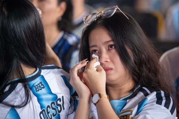 Fan hâm mộ ở TP.HCM thổn thức vũ điệu cuối cùng Messi và Argentina