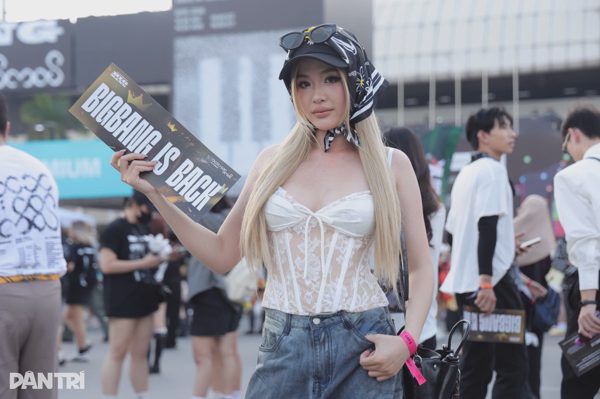 Fan nữ BIGBANG mặc gợi cảm, "đốt nóng" sân Mỹ Đình