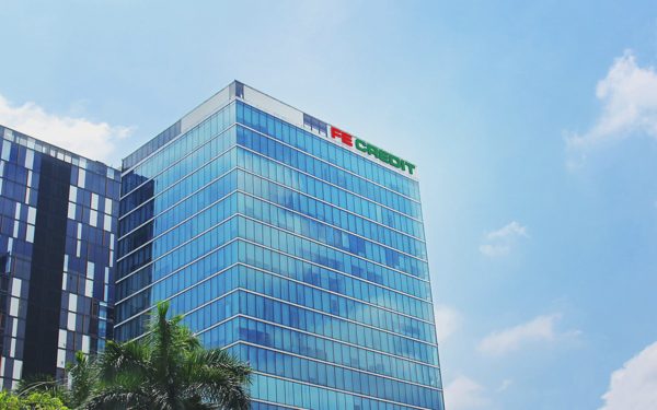 FE CREDIT hụt hơi, lộ diện đối thủ tăng tốc chóng mặt