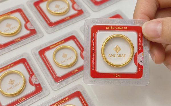 Fed ngụ ý giữ nguyên lãi suất, giá vàng tăng 225 USD/ounce chỉ trong 24 giờ