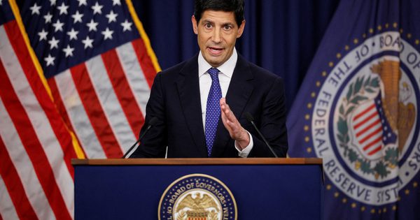 Fed tăng lãi suất lần đầu từ 2023, ông Trump lập tức phản ứng