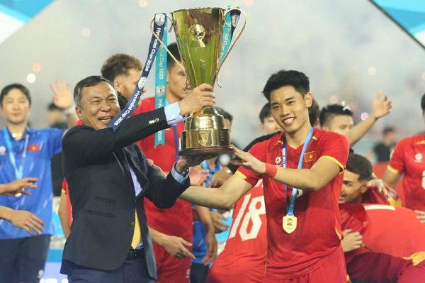 FIFA gọi tên Đình Bắc và Khoa Ngô
