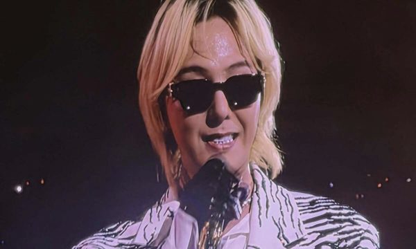 G-Dragon đập đàn trên sân khấu concert BigBang
