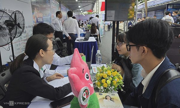 Gần 1.000 bác sĩ, điều dưỡng tìm cơ hội nghề nghiệp ở TP HCM