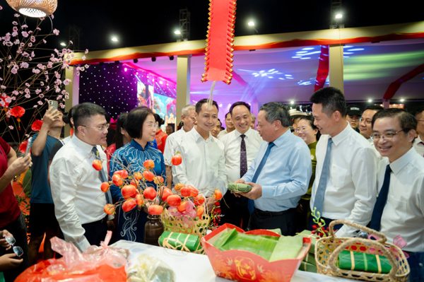 Gần 1.000 dòng sản phẩm hội tụ tại Lễ hội vinh danh làng nghề Phú Xuyên