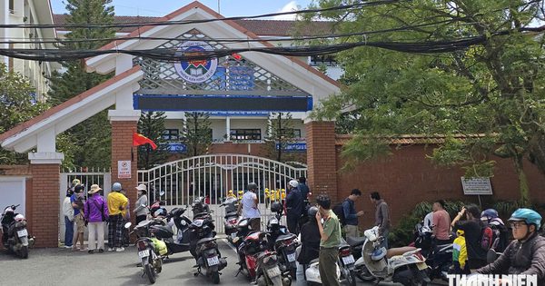 Gần 1.400 học sinh nghỉ học để phục vụ cưỡng chế thi hành án trước cổng trường