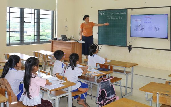Gần 1 tháng sau khai giảng, 127 học sinh vẫn chưa tới lớp dù tỉnh cam kết hỗ trợ
