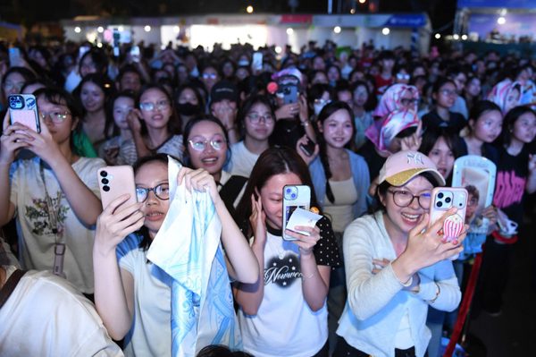 Gần 10.000 người đứng ngồi không yên ở Chạm Việt Nam 2