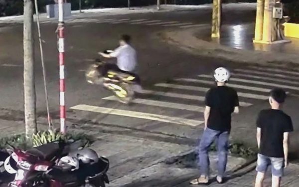 Gần 1h sáng vẫn ra đường 'bốc đầu' xe máy, công an phát hiện xe độ chế và người lái chưa đủ tuổi