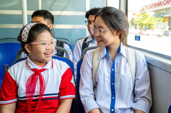 Gần 2.000 học sinh Quảng Ninh đến trường bằng xe buýt miễn phí