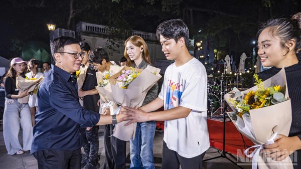 Gần 2.000 khán giả thưởng thức số thứ 2 của Tán Đa Show tại khuôn viên Báo Nhân Dân
