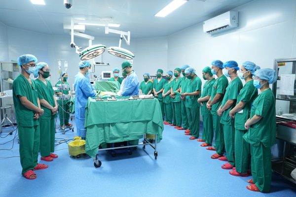 Gần 20 y bác sĩ cúi đầu tri ân người đàn ông hiến tạng cứu bệnh nhân suy thận