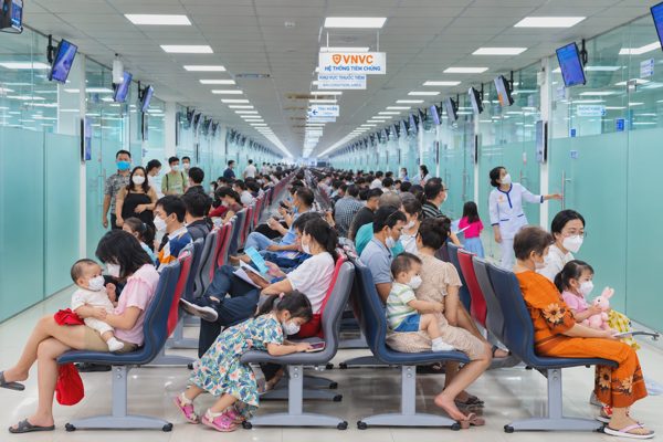 Gần 25.000 trẻ em đã được tiêm vaccine tay chân miệng sau 5 ngày ra mắt