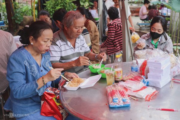 Gần 3.000 người ăn buffet chay miễn phí trong chùa cổ ở TP HCM