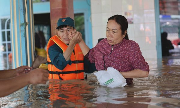 Gần 300 nhà dân ở Đồng Nai ngập cả mét khi nước tràn về