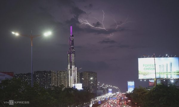 Gần 4.000 tia sét giáng xuống TP HCM trong hai ngày mưa lớn