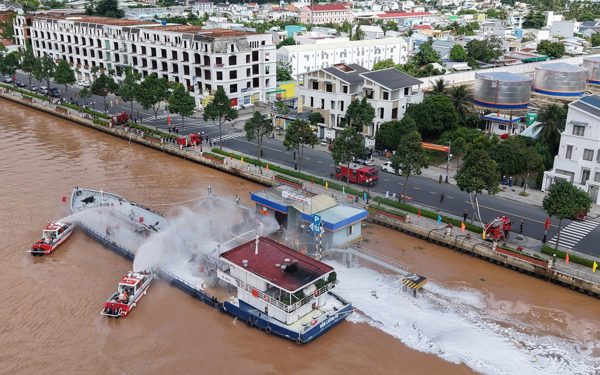 Gần 400 người diễn tập chữa cháy, cứu nạn tại kho xăng dầu ở Đồng Tháp