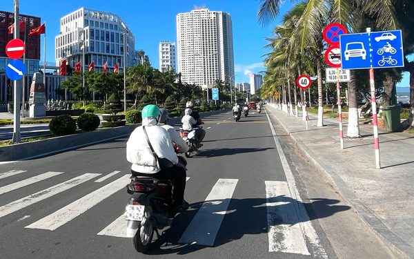 Gần 5km đường Trần Phú ở Nha Trang có tới 120 biển báo các loại, có đoạn 200m cắm 5 biển báo