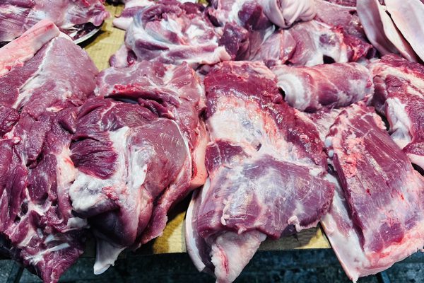 Gần 659.000 tấn thịt giá rẻ tràn về, lợn hơi trong nước giảm giá sâu
