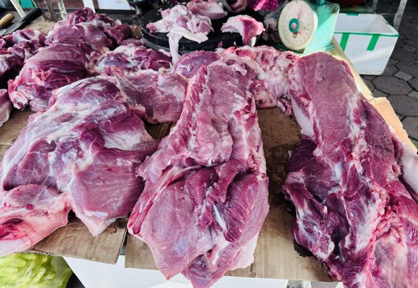 Gần 660.000 tấn thịt giá rẻ tràn về, lợn hơi trong nước giảm giá sâu