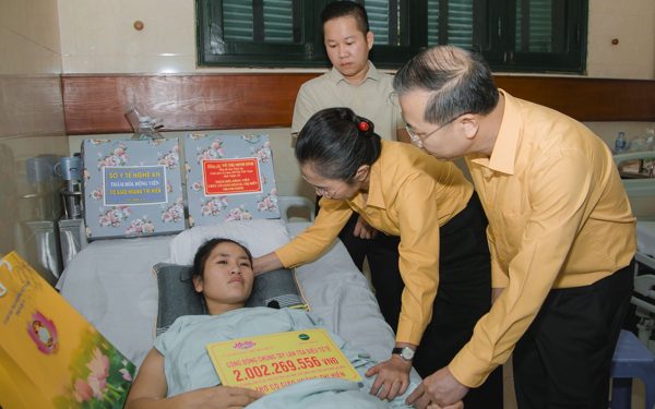 Gần 9.000 người hỗ trợ hơn 2 tỉ đồng cho cô giáo phải cắt một chân sau tai nạn