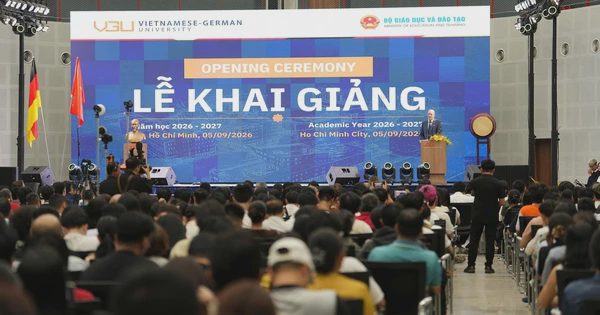 Gần 900 tân sinh viên Trường ĐH Việt Đức khai giảng năm học 2026-2027