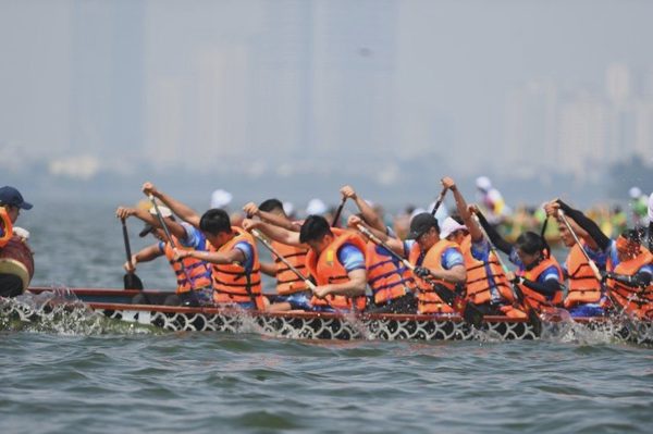 Gần 900 VĐV tham dự giải Bơi chải thuyền rồng - ván SUP Hà Nội 2026