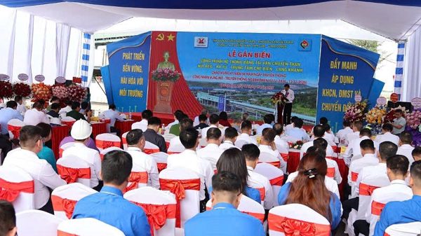 Gắn biển công trình hệ thống băng tải vận chuyển than Núi Béo-Hà Tu-Trung tâm chế biến-Làng Khánh