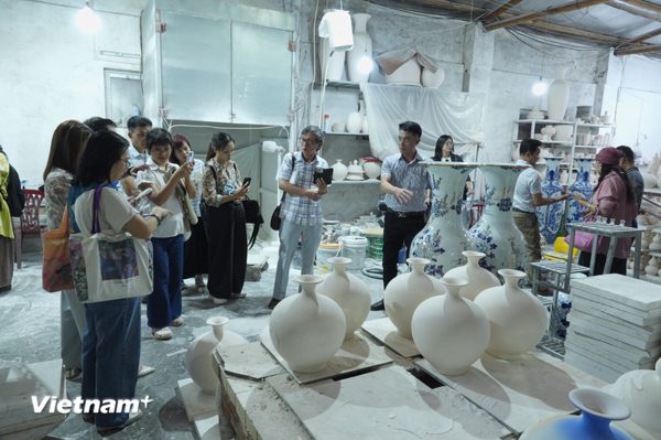 Gắn truyền thống với sáng tạo để phát triển bền vững làng gốm Kim Lan