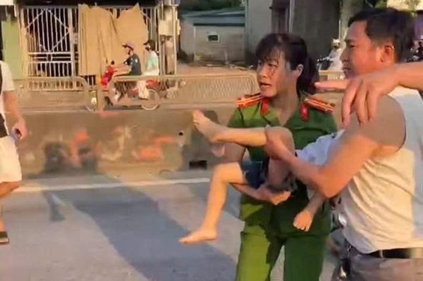 Gặp bé trai bị tai nạn trên đường, nữ cảnh sát cơ động kịp thời sơ cứu
