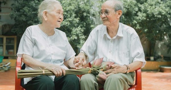 Gặp chồng trong bệnh viện, cụ bà U.100: 'Anh ơi, cho em về nhà đi'