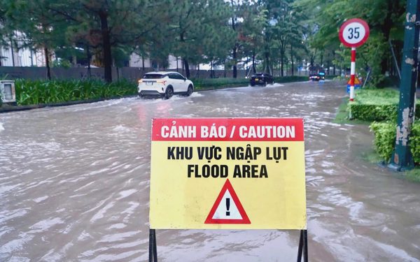 Gặp đường ngập, quan sát thế nào để biết nên quay xe?