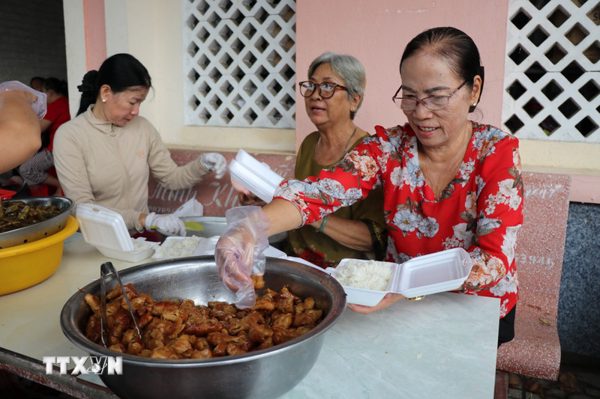 Gặp gỡ người phụ nữ trọn đời sẻ chia, nâng bước học sinh nghèo ở Vĩnh Long