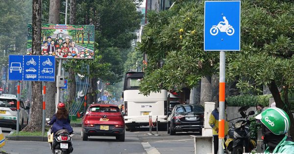 Gặp làn đường xe máy có dải phân cách, ô tô tấp vào đón khách thế nào?