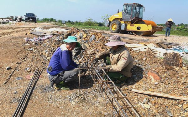 Gấp rút thi công các tuyến đê xung yếu để bảo vệ người dân trước thiên tai
