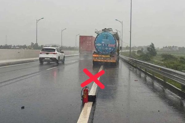 Gặp sự cố trên cao tốc, đặt cảnh báo thế nào cho đúng, tránh 'bẫy' xe phía sau?