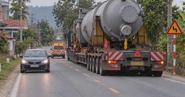 Gặp xe chở hàng siêu trường siêu trọng, ô tô con phải làm gì mới đúng luật?