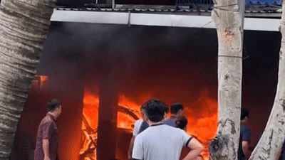 Gara ôtô ở TP HCM cháy ngùn ngụt